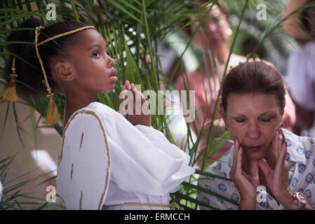 Port-au-Prince, Haïti. 4 juin, 2105. Une femme prie(R) à côté d'une Fille habillée comme un ange pendant la procession du Corpus Christi, à Port-au-Prince, capitale d'Haïti, le 4 juin 2105. L'événement est dédié au mystère de l'Eucharistie et conclut le cycle des fêtes de Pâques suivante, selon la presse locale d'information. © Luz Sosa/Xinhua/Alamy Live News Banque D'Images