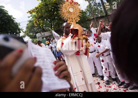 Port-au-Prince, Haïti. 4 juin, 2105. Les paroissiens participent à la procession du Corpus Christi, à Port-au-Prince, capitale d'Haïti, le 4 juin 2105. L'événement est dédié au mystère de l'Eucharistie et conclut le cycle des fêtes de Pâques suivante, selon la presse locale d'information. © Luz Sosa/Xinhua/Alamy Live News Banque D'Images