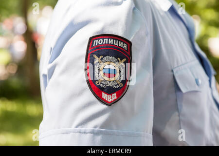 Chevron sur le manchon de l'uniforme policier russe Banque D'Images