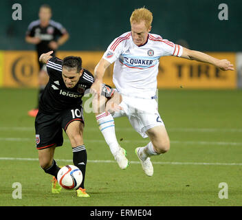 Washington, DC, USA. 3 juin, 2015. 20150603 - D.C. United Fabian Espindola (10) batailles avec le milieu de l'incendie de Chicago Jeff Larentowicz © Chuck Myers/ZUMA/Alamy Fil Live News Banque D'Images