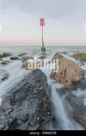 Rochers sur le rivage à Hayling Island, le Solent, Hampshire, England, UK Banque D'Images