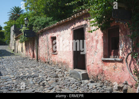 Rues pavées lane Calle de los Suspiros quartier colonial historique de Colonia del Sacramento en Uruguay Banque D'Images