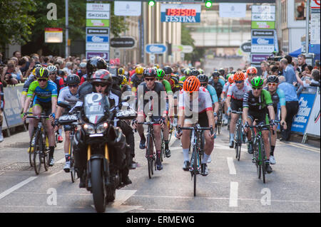 Canary Wharf, London, UK. 4 juin, 2015. 8e tour de la compétition de cyclisme de classe mondiale revient à l'édifice, catégorie gratte-ciel rues bordées d'arbres de la capitale financière du district d'affaires pour une soirée de finition course au coucher du soleil. Début des courses à 19:35pm. Credit : Malcolm Park editorial/Alamy Live News Banque D'Images