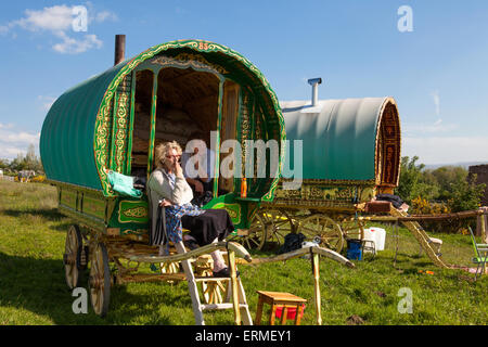 Appleby-in-Westmorland, Royaume-Uni 4e juin 2015. Les Tsiganes avec arcs traditionnels au wagons Appleby Horse Fair. Le salon existe depuis 1685 sous la protection d'une charte accordée par le roi Jacques II. En commençant le premier jeudi de juin et en cours d'exécution pour une semaine la foire est visité par les Tsiganes, Voyageurs et marchands de chevaux de toute l'Europe. Credit : Mark Richardson/Alamy Live News Banque D'Images