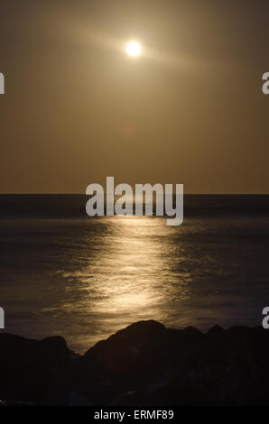 Silhouette de plage et lune, Hayling Island, plage drapeau bleu, Hampshire, England, UK Du Sud Banque D'Images