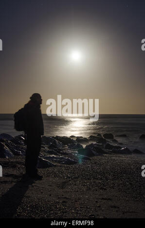 Silhouette de plage et lune, Hayling Island, plage drapeau bleu, Hampshire, England, UK Du Sud Banque D'Images