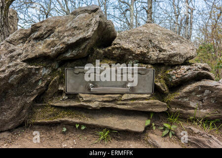 Une boîte métallique intégré dans rock tient le registre des sentiers sur le dessus de la montagne de Springer en Géorgie Banque D'Images