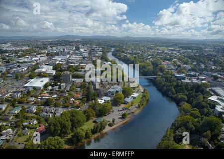 La rivière Waikato et le pont Victoria, Hamilton, Waikato, Nouvelle-Zélande, île du Nord - vue aérienne Banque D'Images