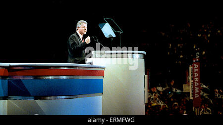 New York, NY. 7-16-1992 Arkansas Gouverneur William Clinton accepte la nomination de la Convention Nationale Démocratique à New York. La Convention nationale 1992 de l'Parti démocratique américain nommé gouverneur de l'Arkansas, Bill Clinton, pour le président et le sénateur Al Gore du Tennessee pour vice-président, Clinton a annoncé que son exécution Gore-mate le 9 juillet 1992. La convention s'est tenue au Madison Square Garden de New York City, New York du 13 juillet au 16 juillet 1992. Banque D'Images