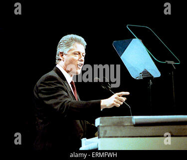 New York, NY. 7-16-1992 Arkansas Gouverneur William Clinton accepte la nomination de la Convention Nationale Démocratique à New York. La Convention nationale 1992 de l'Parti démocratique américain nommé gouverneur de l'Arkansas, Bill Clinton, pour le président et le sénateur Al Gore du Tennessee pour vice-président, Clinton a annoncé que son exécution Gore-mate le 9 juillet 1992. La convention s'est tenue au Madison Square Garden de New York City, New York du 13 juillet au 16 juillet 1992. Banque D'Images