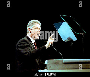 New York, NY. 7-16-1992 Arkansas Gouverneur William Clinton accepte la nomination de la Convention Nationale Démocratique à New York. La Convention nationale 1992 de l'Parti démocratique américain nommé gouverneur de l'Arkansas, Bill Clinton, pour le président et le sénateur Al Gore du Tennessee pour vice-président, Clinton a annoncé que son exécution Gore-mate le 9 juillet 1992. La convention s'est tenue au Madison Square Garden de New York City, New York du 13 juillet au 16 juillet 1992. Banque D'Images