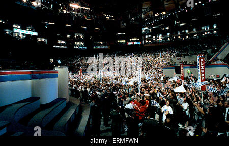 New York, NY. 7-16-1992 Arkansas Gouverneur William Clinton accepte la nomination de la Convention Nationale Démocratique à New York. La Convention nationale 1992 de l'Parti démocratique américain nommé gouverneur de l'Arkansas, Bill Clinton, pour le président et le sénateur Al Gore du Tennessee pour vice-président, Clinton a annoncé que son exécution Gore-mate le 9 juillet 1992. La convention s'est tenue au Madison Square Garden de New York City, New York du 13 juillet au 16 juillet 1992. Banque D'Images