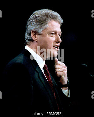 New York, NY. 7-16-1992 Arkansas Gouverneur William Clinton accepte la nomination de la Convention Nationale Démocratique à New York. La Convention nationale 1992 de l'Parti démocratique américain nommé gouverneur de l'Arkansas, Bill Clinton, pour le président et le sénateur Al Gore du Tennessee pour vice-président, Clinton a annoncé que son exécution Gore-mate le 9 juillet 1992. La convention s'est tenue au Madison Square Garden de New York City, New York du 13 juillet au 16 juillet 1992. Banque D'Images