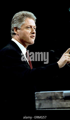 New York, NY. 7-16-1992 Arkansas Gouverneur William Clinton accepte la nomination de la Convention Nationale Démocratique à New York. La Convention nationale 1992 de l'Parti démocratique américain nommé gouverneur de l'Arkansas, Bill Clinton, pour le président et le sénateur Al Gore du Tennessee pour vice-président, Clinton a annoncé que son exécution Gore-mate le 9 juillet 1992. La convention s'est tenue au Madison Square Garden de New York City, New York du 13 juillet au 16 juillet 1992. Banque D'Images