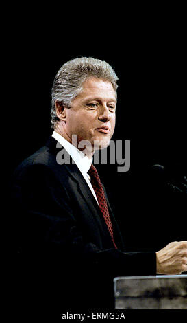 New York, NY. 7-16-1992 Arkansas Gouverneur William Clinton accepte la nomination de la Convention Nationale Démocratique à New York. La Convention nationale 1992 de l'Parti démocratique américain nommé gouverneur de l'Arkansas, Bill Clinton, pour le président et le sénateur Al Gore du Tennessee pour vice-président, Clinton a annoncé que son exécution Gore-mate le 9 juillet 1992. La convention s'est tenue au Madison Square Garden de New York City, New York du 13 juillet au 16 juillet 1992. Banque D'Images