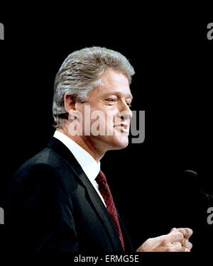 New York, NY. 7-16-1992 Arkansas Gouverneur William Clinton accepte la nomination de la Convention Nationale Démocratique à New York. La Convention nationale 1992 de l'Parti démocratique américain nommé gouverneur de l'Arkansas, Bill Clinton, pour le président et le sénateur Al Gore du Tennessee pour vice-président, Clinton a annoncé que son exécution Gore-mate le 9 juillet 1992. La convention s'est tenue au Madison Square Garden de New York City, New York du 13 juillet au 16 juillet 1992. Banque D'Images