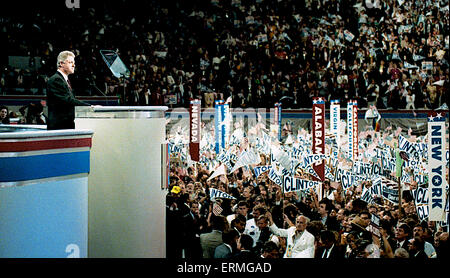 New York, NY, USA 16 Juillet 1992 Le gouverneur de l'Arkansas William Clinton traite de la Convention Nationale Démocratique à New York. La Convention nationale 1992 de l'Parti démocratique américain nommé gouverneur de l'Arkansas, Bill Clinton, pour le président et le sénateur Al Gore du Tennessee pour vice-président, Clinton a annoncé que son exécution Gore-mate le 9 juillet 1992. La convention s'est tenue au Madison Square Garden de New York City, New York du 13 juillet au 16 juillet 1992. Banque D'Images