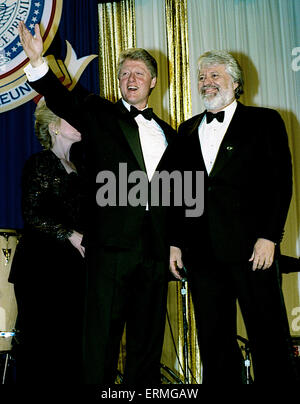 Washington, DC., USA, 20 janvier 1993, le président William Jefferson Clinton et la Première Dame, Hillary Clinton, assister à l'une des nombreuses balles inaugurale tenue en leur honneur après avoir été assermenté aujourd'hui. Le président Clinton salue la foule en se tenant debout avec un bon ami Harry Thomsason. Credit : Mark Reinstein Banque D'Images