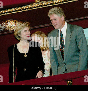 Washington, DC., USA, 30 juin 1993, le président William Jefferson Clinton et la première dame Hillary Clinton arrivent à la boîte du président au Kennedy Center for the Performing Arts. Crédit : Mark Reinstein Banque D'Images