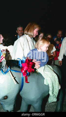 Elon, North Carolina, USA, 26 octobre 1992, le Bill Clinton et Al Gore Campaign Bus tour s'arrête à Elon College en Caroline du Nord et célèbre l'anniversaire d'Hillary Clinton avec des ballons et des fleurs et elle est présentée par la presse de voyage avec un âne en papier mâché qui a parcouru le reste de la campagne avec les Clinton. Credit : Mark Reinstein Banque D'Images