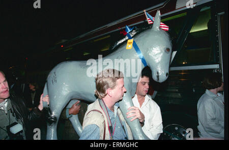 Elon, Caroline du Nord. USA, le 26 octobre 1992, le Bill Clinton et Al Gore Campaign Bus tour s'arrête à Elon College en Caroline du Nord et célèbre l'anniversaire d'Hillary Clinton avec des ballons et des fleurs et elle est présentée par la presse de voyage avec un âne en papier mâché qui a parcouru le reste de la campagne avec les Clinton. En cours ici par Win Mac Banque D'Images