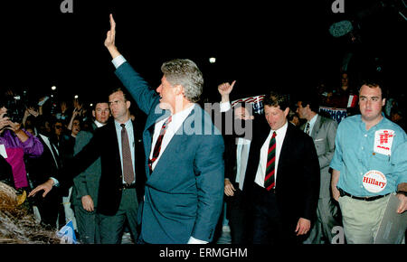 Elon, Caroline du Nord.,USA 26 octobre 1992, le Bill Clinton et Al Gore Campaign Bus tour s'arrête à Elon College en Caroline du Nord. Gouverneur Clinton et le sénateur Gore vague à la foule qui l'applaudit. Credit : Mark Reinstein Banque D'Images