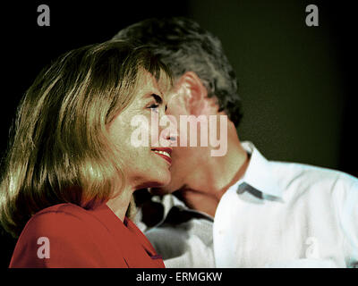 Waco. Le Texas. 8-28-1992 Clintons sur la campagne de 1992. William Jefferson Clinton et Hillary Rodham Clinton sur la scène du pont suspendu au-dessus de la rivière Brazos à Waco au Texas. Banque D'Images