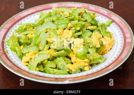 Sauté de courge amère avec oeuf Stock Photo Banque D'Images