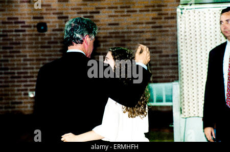 Little Rock, Arkansas, USA 3 novembre 1992 Gouverneur William Clinton est accompagné par sa fille Chelsea à ses bureaux locaux après avoir voter à l'élection. Credit : Mark Reinstein Banque D'Images