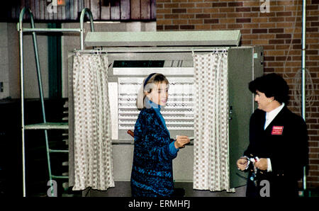 Little Rock, Arkansas, États-Unis 3e novembre 1992, Hillary Clinton, obtenir des instructions de dernière minute sur la façon de voter au bureau de scrutin. Credit : Mark Reinstein Banque D'Images