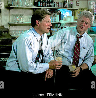 Corsicana, Texas, USA 28 août 1992 Campagne de Clinton/Gore Bus Tour au Texas. Candidat à l'élection présidentielle Gouverneur (D-AR) William Clinton et son colistier, le sénateur Albert Gore Jr. (D-TN) à partir de la transpiration de manière visible le temps chaud pause pour un verre de limonade à Dee's Diner à Corsicana (Texas) aujourd'hui lors d'un arrêt sur l'excursion en bus. Credit : Mark Reinstein Banque D'Images