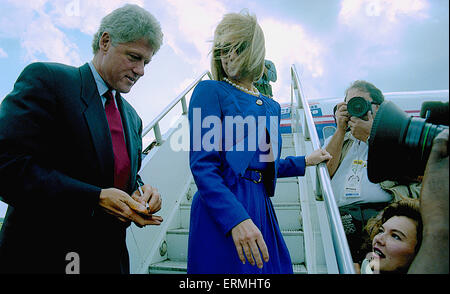 Richmond, Virginie 10-16-1992 candidate présidentielle Gouverneur William Clinton (D-AR) et son épouse, Hillary Clinton, arrivée à l'aéroport international de Richmond le jour après le dernier débat de l'hôtel de ville à l'Université de Virginie. Banque D'Images