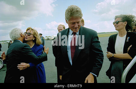 Richmond, Virginie 10-16-1992 candidate présidentielle Gouverneur William Clinton (D-AR) et son épouse Hillary Clinton avec Virginie, le gouverneur Douglas Wilder arrivent à l'aéroport international de Richmond le jour après le dernier débat de l'hôtel de ville à l'Université de Virginie. Banque D'Images