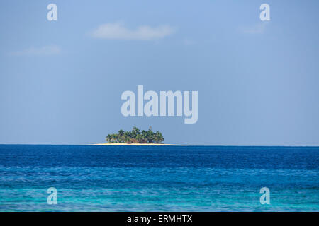 Île de Coyos au milieu de la magnifique mer turquoise des Caraïbes au large des côtes du Honduras Banque D'Images