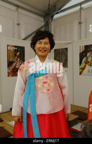 Stuttgart, Allemagne. 04 Juin, 2015. Une femme à un stand au 35ème Congrès de l'Eglise protestante allemande est habillé en vêtements traditionnels japonais. La deuxième et la première journée de la 35e Congrès de l'Église protestante a commencé avec des études bibliques et des discussions politiques. La musique et les événements pour les enfants ont joué un rôle important aussi bien. © Michael Debets/Pacific Press/Alamy Live News Banque D'Images