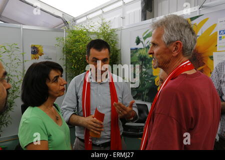 Stuttgart, Allemagne. 04 Juin, 2015. Cem Özdemir (centre), le co-président de 'l'Alliance 90/Les Verts, des pourparlers avec les visiteurs sur le stand de "l'Alliance 90/Les Verts à la 35e Congrès de l'Eglise protestante allemande. La deuxième et la première journée de la 35e Congrès de l'Église protestante a commencé avec des études bibliques et des discussions politiques. La musique et les événements pour les enfants ont joué un rôle important aussi bien. © Michael Debets/Pacific Press/Alamy Live News Banque D'Images