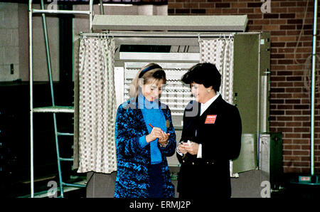 Little Rock, Arkansas, USA, 3 novembre 1992, Hillary Clinton, obtenir des instructions de dernière minute sur la façon de voter au bureau de scrutin. Credit : MArk Reinstein Banque D'Images