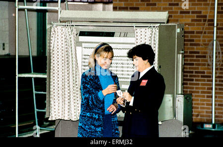 Little Rock, Arkansas, Usa 3e novembre 1992, Hillary Clinton, obtenir des instructions de dernière minute sur la façon de voter au bureau de scrutin. Credit : Mark Reinstein Banque D'Images