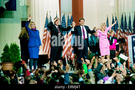 Little Rock, Arkansas, USA, 3 novembre 1992 Le président élu William Jefferson Clinton est rejoint sur scène en face de l'Etat palais de Little Rock, Arkansas par son épouse Hillary et sa fille Chelsea et le vice-président -élire Albert Gore Jr. et sa femme Elizabeth(benne) Gore. Credit : Mark Reinstein Banque D'Images