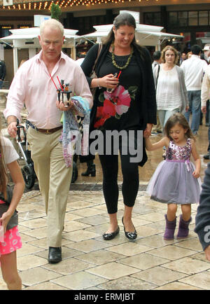 Neal McDonough prend sa famille shopping au bosquet à Hollywood un jour de pluie avec : Neal McDonough,Ruve McDonough,London McDonough Où : Los Angeles, California, United States Quand : 30 novembre 2014 Source : WENN.com Banque D'Images