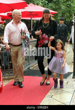 Neal McDonough prend sa famille shopping au bosquet à Hollywood un jour de pluie avec : Neal McDonough,Ruve McDonough,London McDonough Où : Los Angeles, California, United States Quand : 30 novembre 2014 Source : WENN.com Banque D'Images