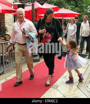 Neal McDonough prend sa famille shopping au bosquet à Hollywood un jour de pluie avec : Neal McDonough,Ruve McDonough,London McDonough Où : Los Angeles, California, United States Quand : 30 novembre 2014 Source : WENN.com Banque D'Images