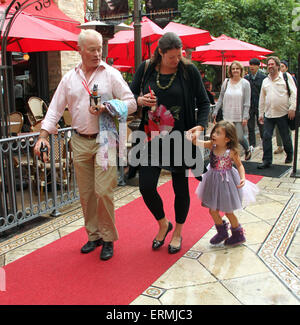 Neal McDonough prend sa famille shopping au bosquet à Hollywood un jour de pluie avec : Neal McDonough,Ruve McDonough,London McDonough Où : Los Angeles, California, United States Quand : 30 novembre 2014 Source : WENN.com Banque D'Images