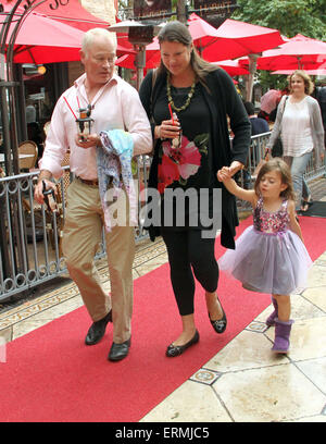 Neal McDonough prend sa famille shopping au bosquet à Hollywood un jour de pluie avec : Neal McDonough,Ruve McDonough,London McDonough Où : Los Angeles, California, United States Quand : 30 novembre 2014 Source : WENN.com Banque D'Images
