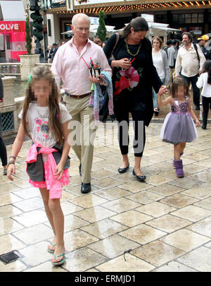 Neal McDonough prend sa famille shopping au bosquet à Hollywood un jour de pluie avec : Neal McDonough,Ruve McDonough,London McDonough Où : Los Angeles, California, United States Quand : 30 novembre 2014 Source : WENN.com Banque D'Images