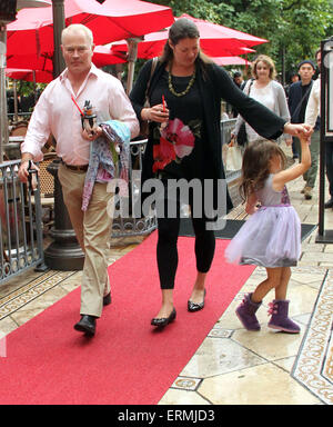 Neal McDonough prend sa famille shopping au bosquet à Hollywood un jour de pluie avec : Neal McDonough,Ruve McDonough,London McDonough Où : Los Angeles, California, United States Quand : 30 novembre 2014 Source : WENN.com Banque D'Images