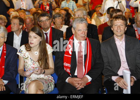 Stuttgart, Allemagne. 04 Juin, 2015. Le Président allemand Joachim Gauck (centre) se trouve entre le Dr Christiane Florin (à gauche), rédacteur en chef du supplément "Chrétien et Monde' de l'hebdomadaire national allemand 'Die Zeit' et le Professeur Dr. Hartmut Rosa, sociologue de Jena et Erfurt. Le Président de l'Allemagne, Joachim Gauck, a pris part à une réunion-débat sur la façon dont la politique peut contribuer à la coexistence dans la société lors du 35e Congrès de l'Eglise protestante allemande. © Michael Debets/Pacific Press/Alamy Live News Banque D'Images