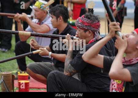 Singkawang, Indonésie. 31 mai, 2015. Les participants ont été en compétition dans la course Sumpit (soufflette), au cours de l'Gawai Dayak Naik Dango. Sumpit est une arme traditionnelle Dayak de Kalimantan. © Febrianus M.M Paskalis/Pacific Press/Alamy Live News Banque D'Images