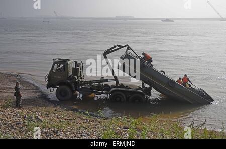 Yueyang. 5 juin, 2015. Décharger les sauveteurs d'aéroglisseurs inscrivez-vous l'opération de sauvetage pour le navire de croisière est de l'étoile qui a chaviré dans le Jianli section de la rivière Yangtze dans la province du Hubei en Chine centrale, le 5 juin 2015. Plus de 450 personnes étaient à bord du navire lorsqu'il sombra dans la nuit de lundi, dans la région de Jianli. Crédit : Li Ga/Xinhua/Alamy Live News Banque D'Images