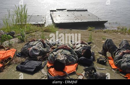 Yueyang. 5 juin, 2015. Les sauveteurs épuisés prendre appui sur des digues près du site de l'Eastern Star navire chaviré dans l'Jianli section de la rivière Yangtze dans la province du Hubei en Chine centrale, le 5 juin 2015. Plus de 450 personnes étaient à bord du navire lorsqu'il sombra dans la nuit de lundi, dans la région de Jianli. Crédit : Li Ga/Xinhua/Alamy Live News Banque D'Images